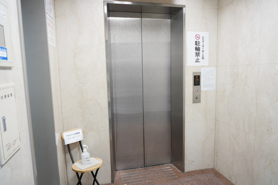 エレベーターで4階まで上がります